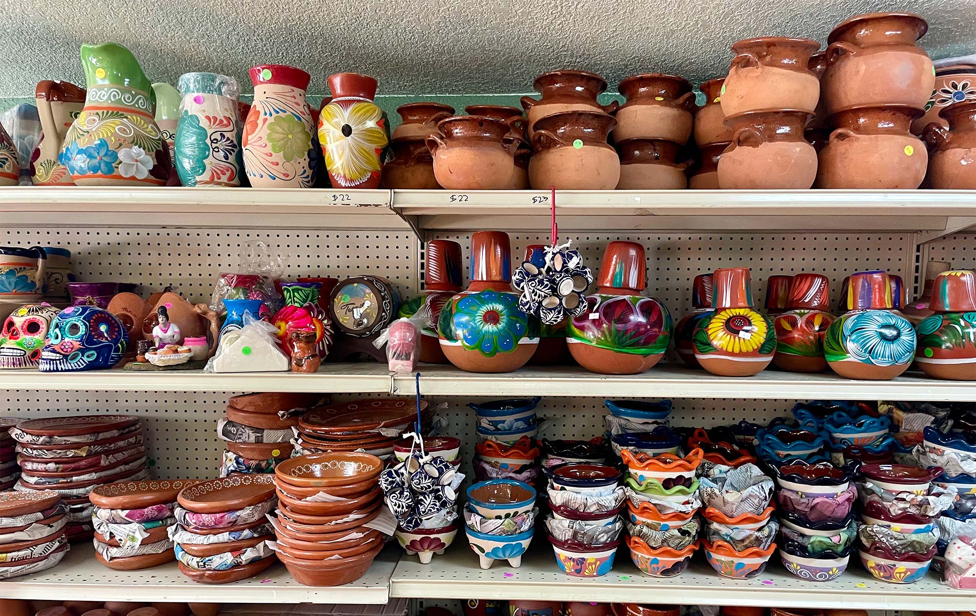 Pottery for sale in Artesanía Tonala. 
