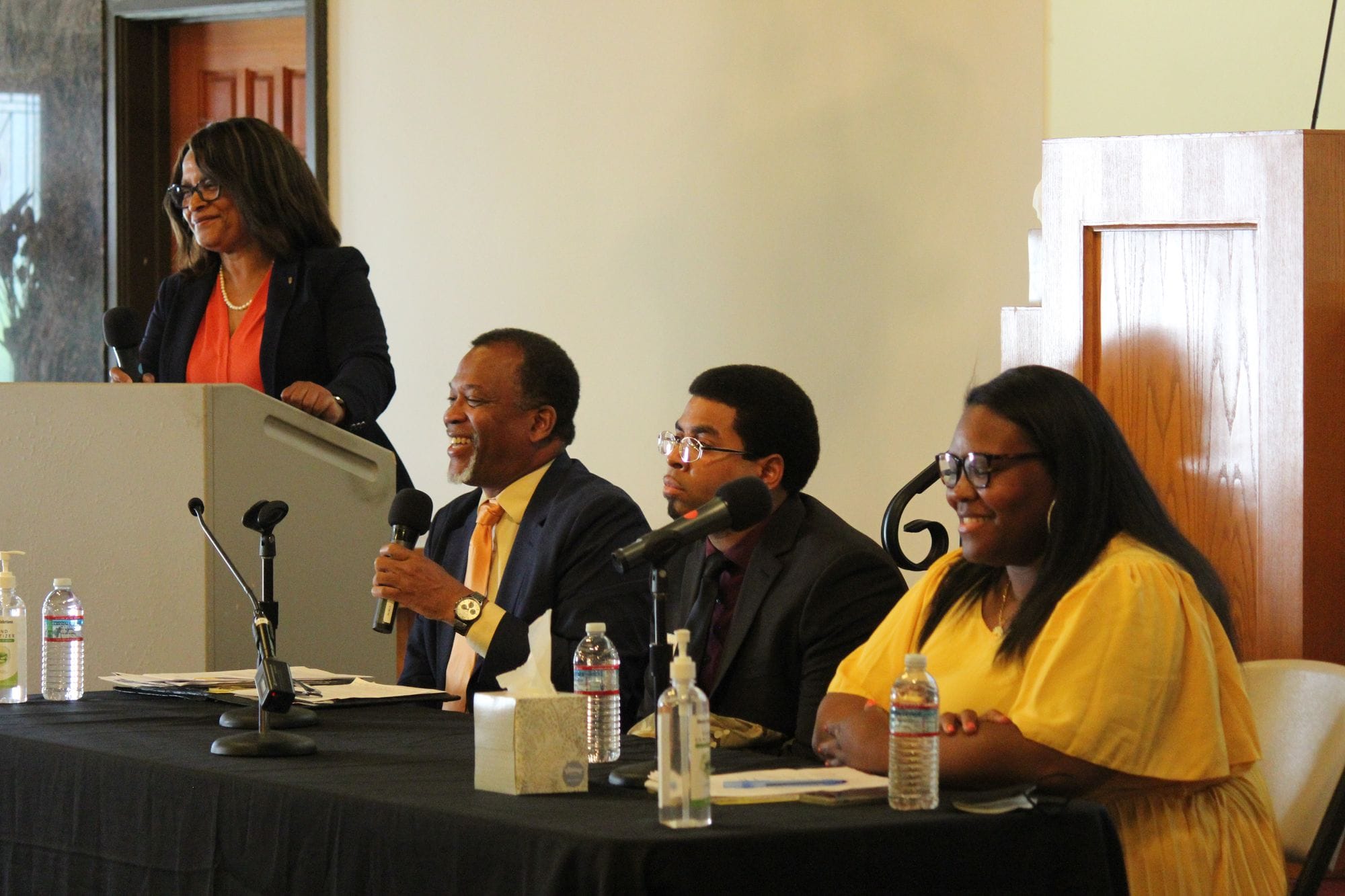 La antigua directora adjunta del fiscal del distrito Sharon Henry lidera un foro de los candidatos al concejo municipal de Vallejo Don Jordan, Garrett Toles y Cassandra James en 2022. Foto: John Glidden.